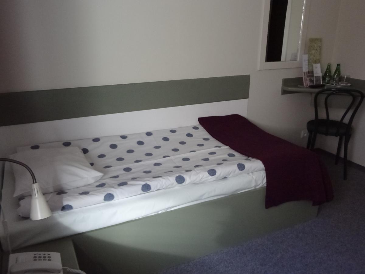 Hotel Flora Лодз Екстериор снимка